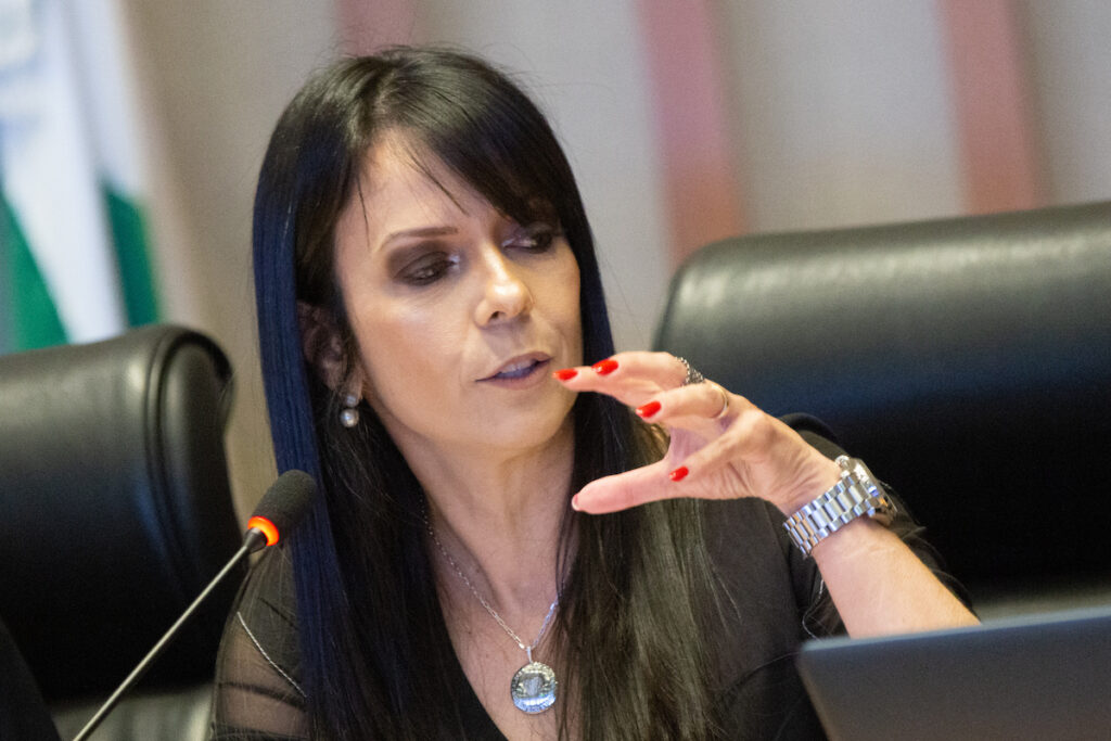 apos-ordem-de-moraes,-pf-cumpre-mandado-e-delegada-passa-a-cumprir-pena