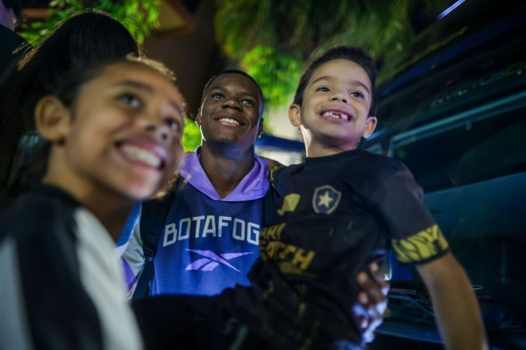 botafogo-chega-ao-hotel-em-brasilia-com-festa-da-torcida;-veja