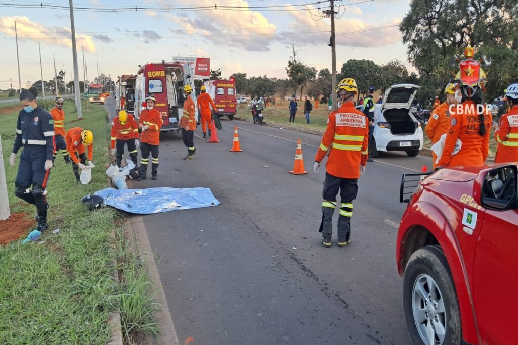 motociclista-morre-ao-ser-arremessado-contra-poste-apos-colisao-com-carro