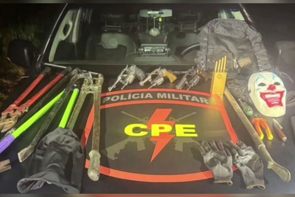 armas,-luvas-e-mascara-de-palhaco:-trio-morre-em-tiroteio-com-a-pm