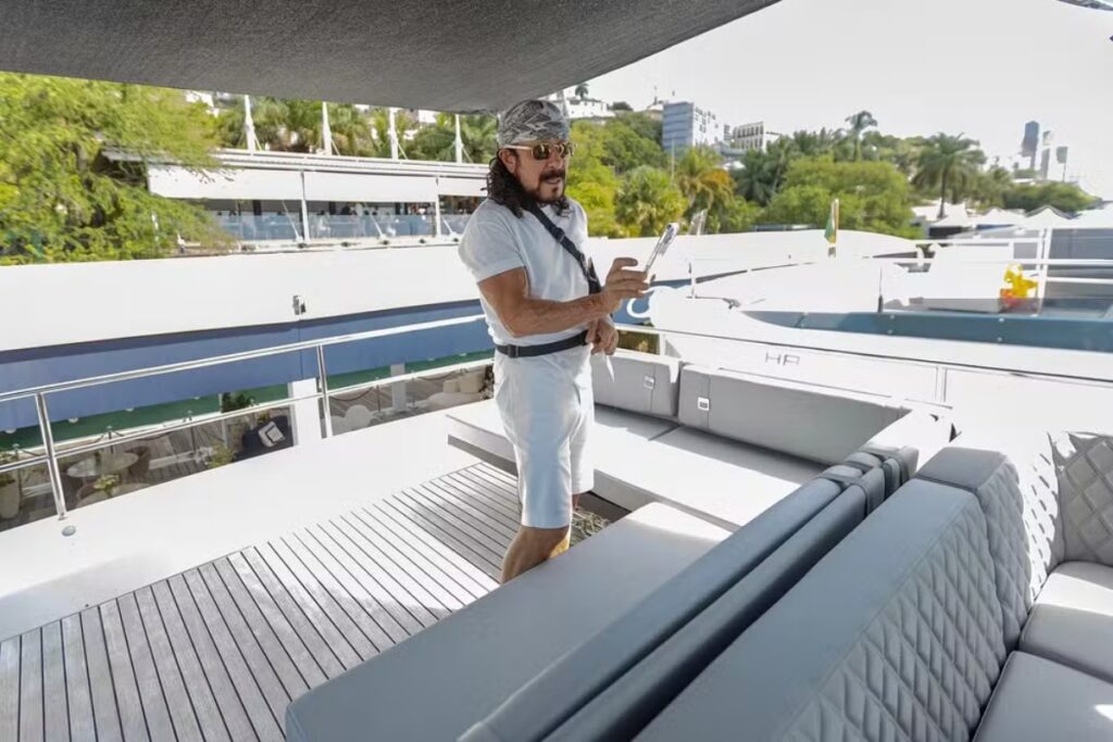 cantor-relaxa-com-familia-em-lancha-avaliada-em-r$-15-milhoes