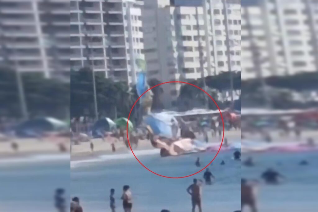 copacabana:-balao-cai-no-mar-e-assusta-banhistas-em-dia-de-praia-lotada