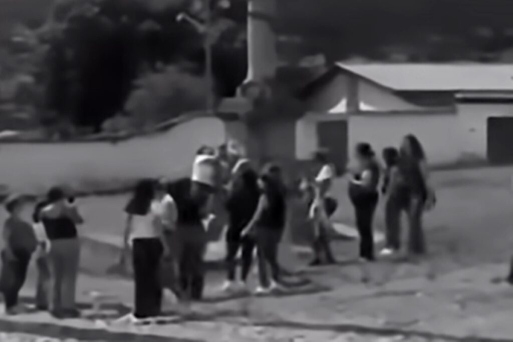 mg:-imitacao-de-escravos-por-turistas-em-mariana-vira-caso-de-policia.-veja-video