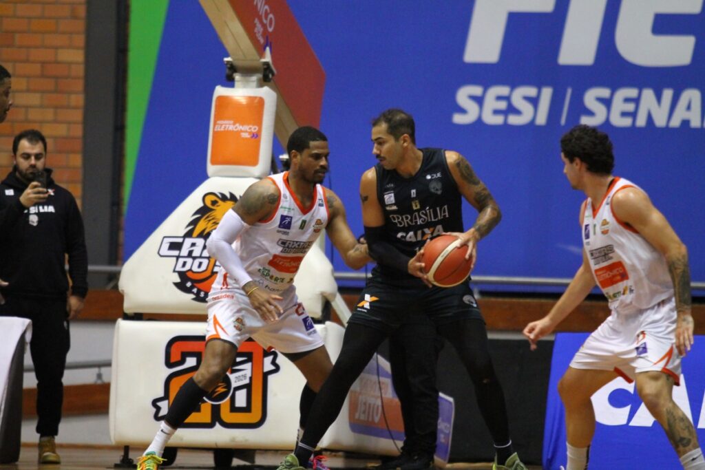 nbb:-brasilia-basquete-vence-caxias-e-abre-2-x-0-na-serie-dos-playoffs