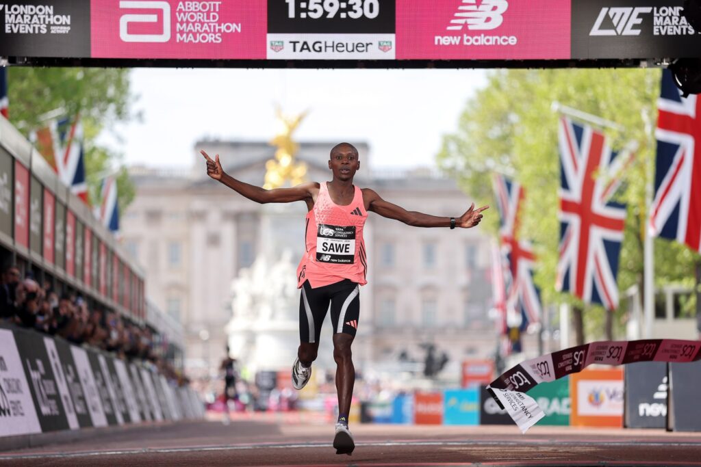 maratona-de-londres-2026:-sabastian-sawe-faz-melhor-tempo-da-historia