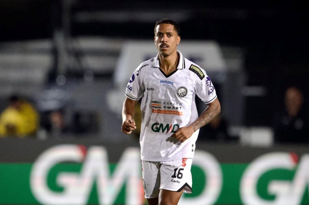 zagueiro-do-operario-pr-passa-mal-e-sai-de-ambulancia-na-serie-b.-veja-video