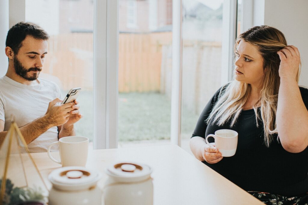 micro-cheating:-o-comportamento-“inofensivo”-que-pode-abalar-relacoes