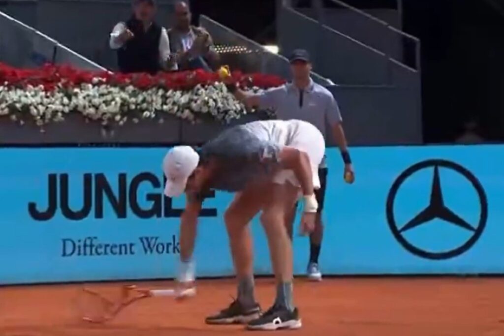 joao-fonseca-tem-ataque-de-furia-e-quebra-raquete-em-eliminacao.-veja-video