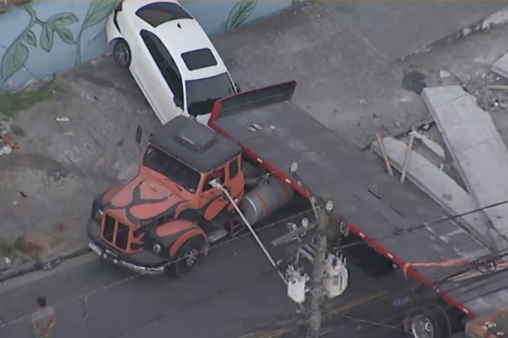 carreta-bate-em-carro-e-fica-em-“l”-em-frente-a-escola-estadual-de-sp