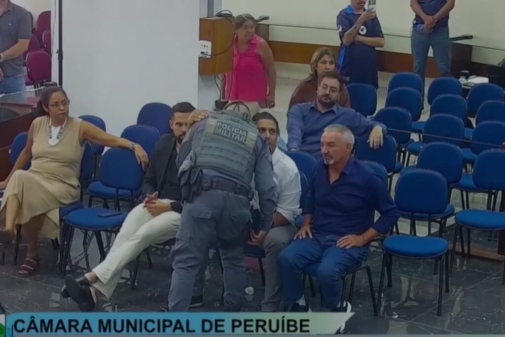 deputado-aciona-pm-para-retirar-vereador-da-camara-durante-audiencia.-video