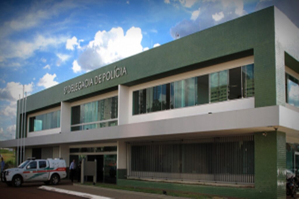 professora-do-df-toca-o-terror-em-delegacia,-xinga-agentes-e-e-presa