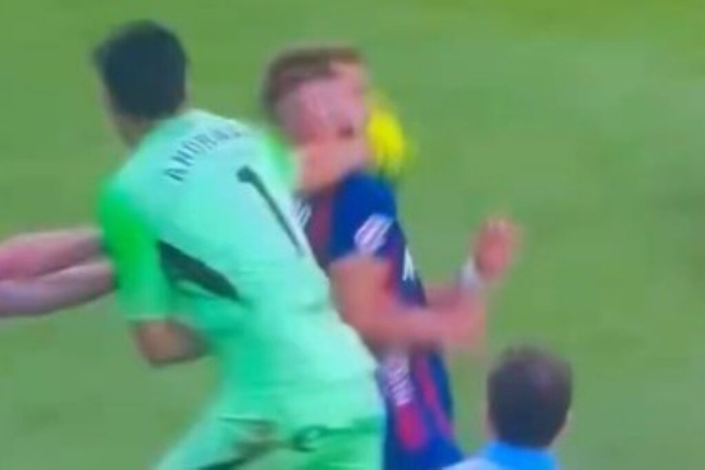 goleiro-do-zaragoza-pode-receber-15-jogos-de-punicao-por-soco-em-rival.-veja-video