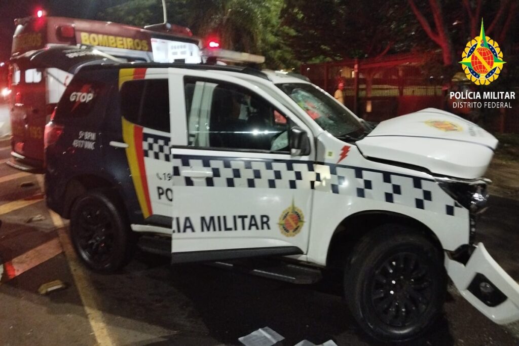 carro-com-placa-adulterada-foge-de-abordagem-e-arrebenta-viatura-da-pm