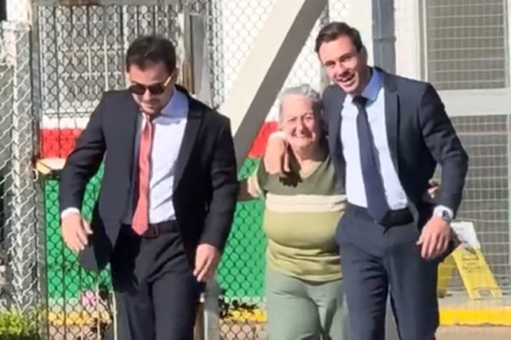 fatima-de-tubarao-sai-da-cadeia-sorrindo-e-abraca-advogados.-veja-video