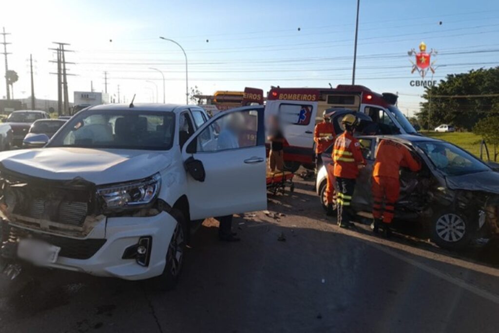colisao-entre-veiculos-interdita-faixas-em-taguatinga-sul