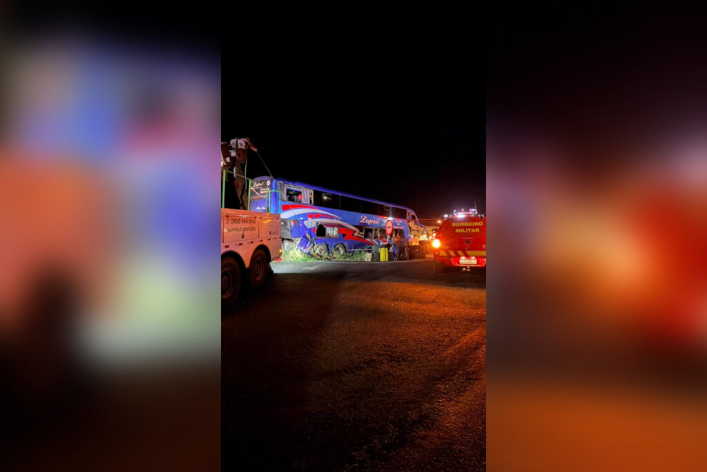 onibus-com-fieis-bate-em-carreta-na-br-050-em-mg-e-duas-pessoas-morrem