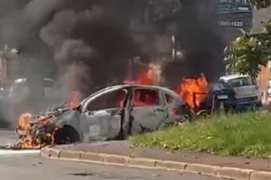 carro-pega-fogo-no-meio-da-rua-em-ceilandia-e-fica-totalmente-destruido.-veja-video