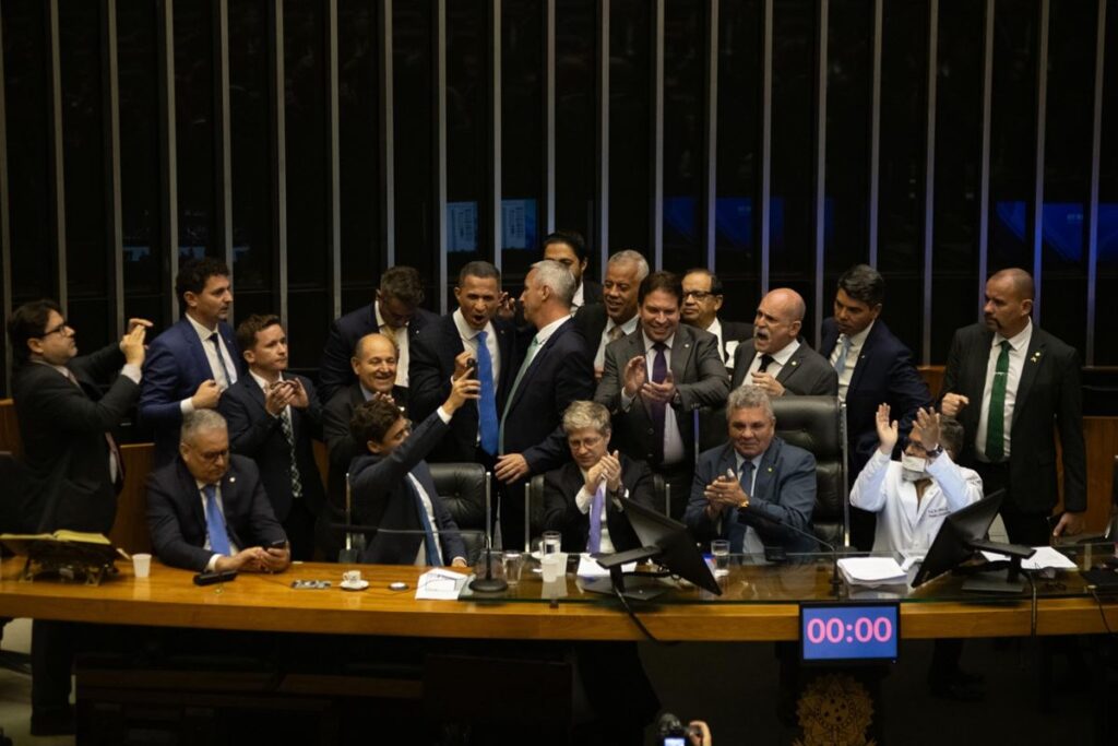 relator-no-conselho-de-etica-vota-para-suspender-deputados-que-ocuparam-a-mesa-diretora