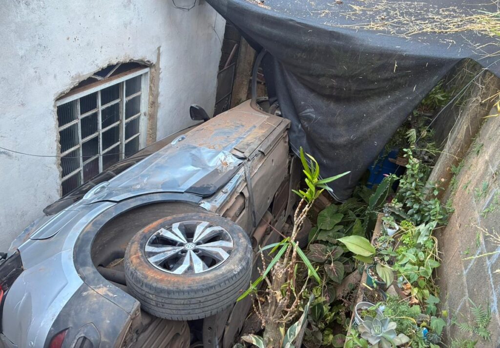 mg:-carro-despenca-de-um-barranco-de-30-metros-em-sabara