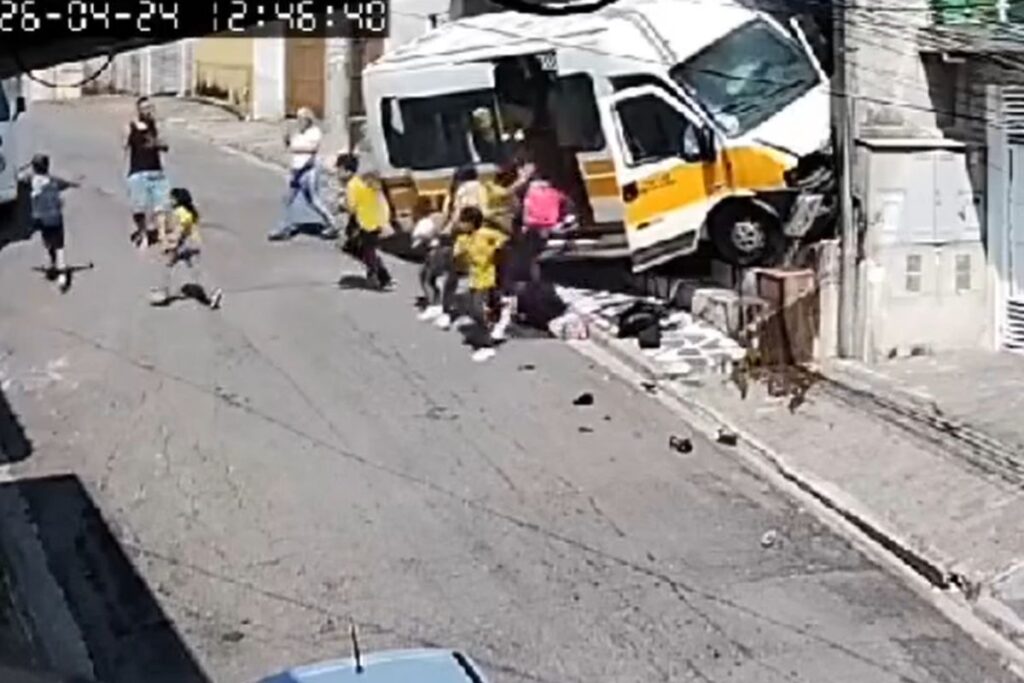 susto:-van-escolar-com-criancas-perde-controle-e-bate-em-muro.-veja-video