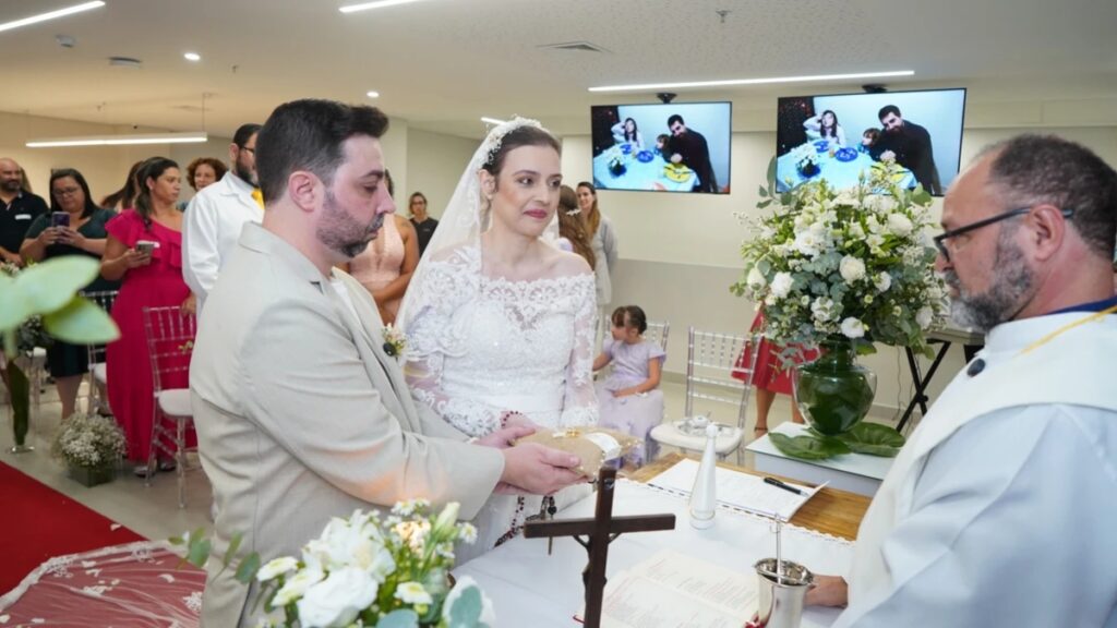 paciente-com-cancer-realiza-sonho-de-se-casar-e-faz-cerimonia-em-hospital