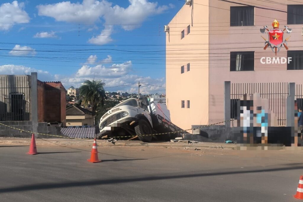 caminhao-desgovernado-invade-casa-no-df-e-deixa-mulher-ferida
