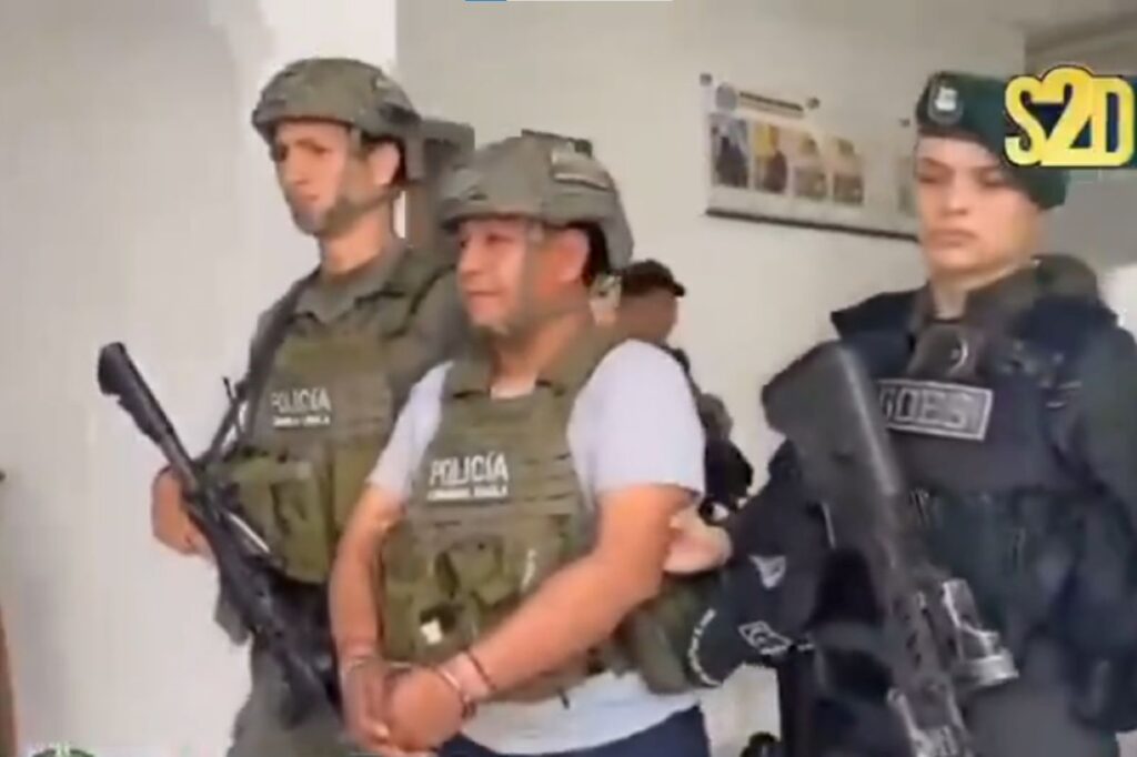 suspeito-de-ataque-a-bomba-que-deixou-20-mortos-na-colombia-e-preso.-video