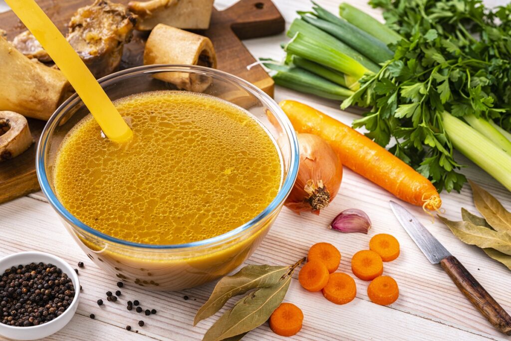 caldo-de-ossos-merece-a-fama?-veja-os-beneficios-reais-e-o-que-e-mito