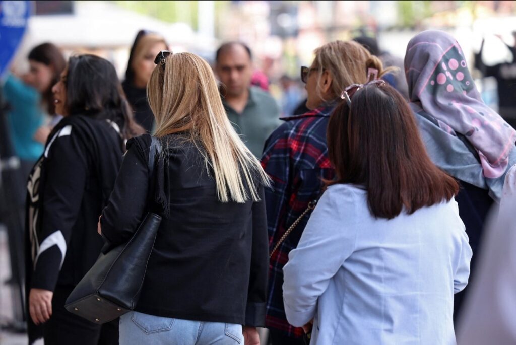 iranianas-desafiam-regime-e-circulam-sem-veu-nas-ruas-apos-cessar-fogo