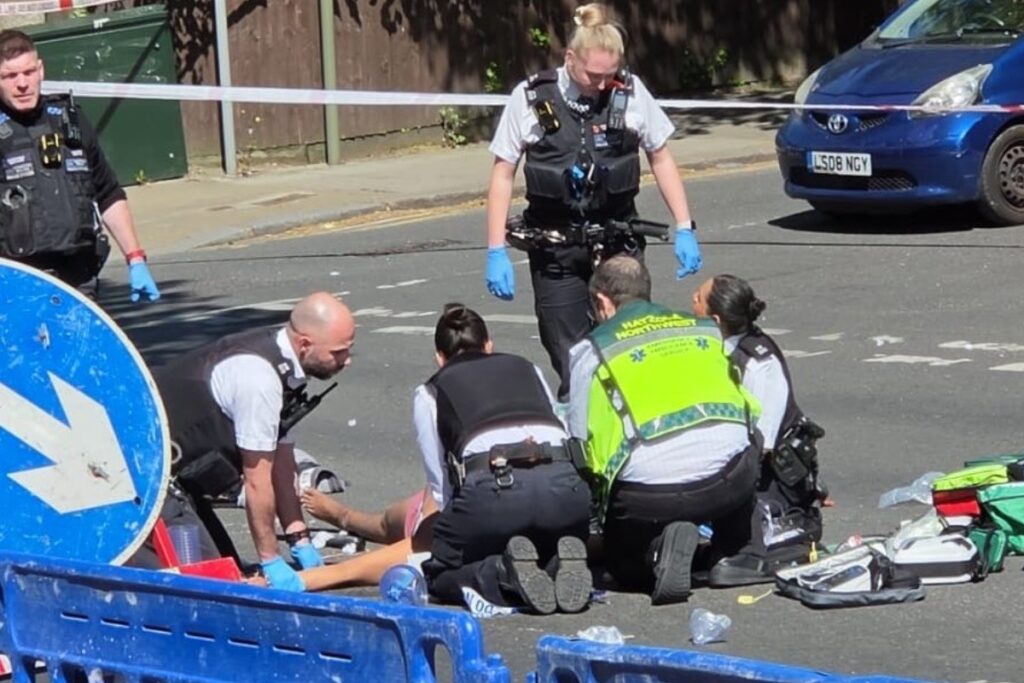 atentado:-duas-pessoas-sao-esfaqueadas-em-bairro-judaico-de-londres