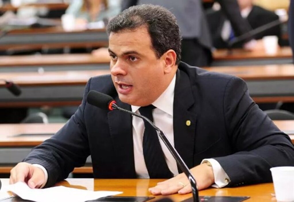 quem-e-o-deputado-que-devolvera-r$-1,4-milhao-por-empregar-“fantasmas”