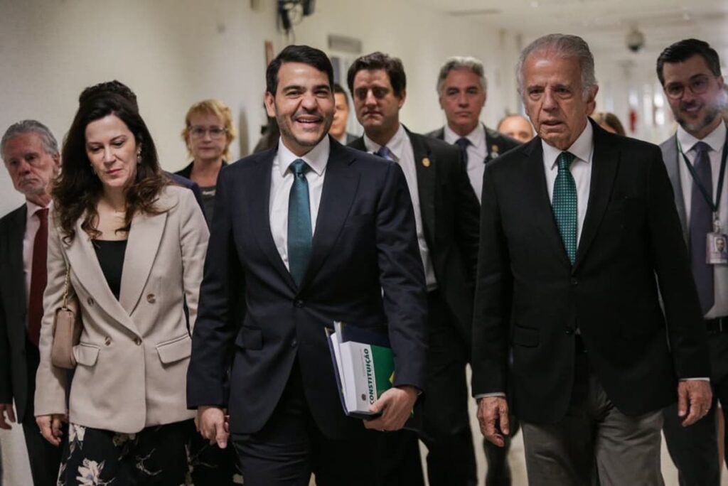 lider-de-lula-preve-que-messias-tera-menos-votos-que-dino-e-mendonca.-video