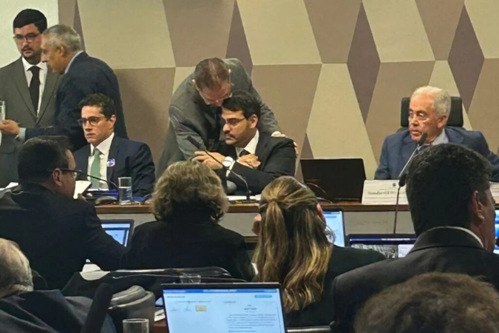 “principio-de-educacao”,-diz-lider-do-pl-sobre-abraco-em-messias.-video