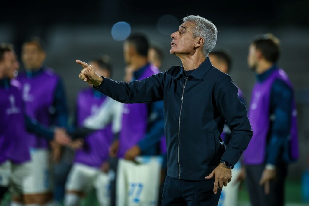 luis-castro-revela-que-tentou-trocar-batedor-de-penalti-apos-erros
