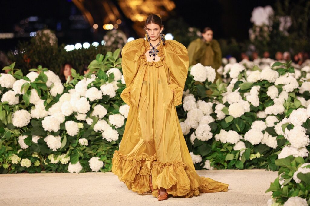 polemicos-vestidos-de-nylon-se-tornam-itens-de-desejo-de-fashionistas