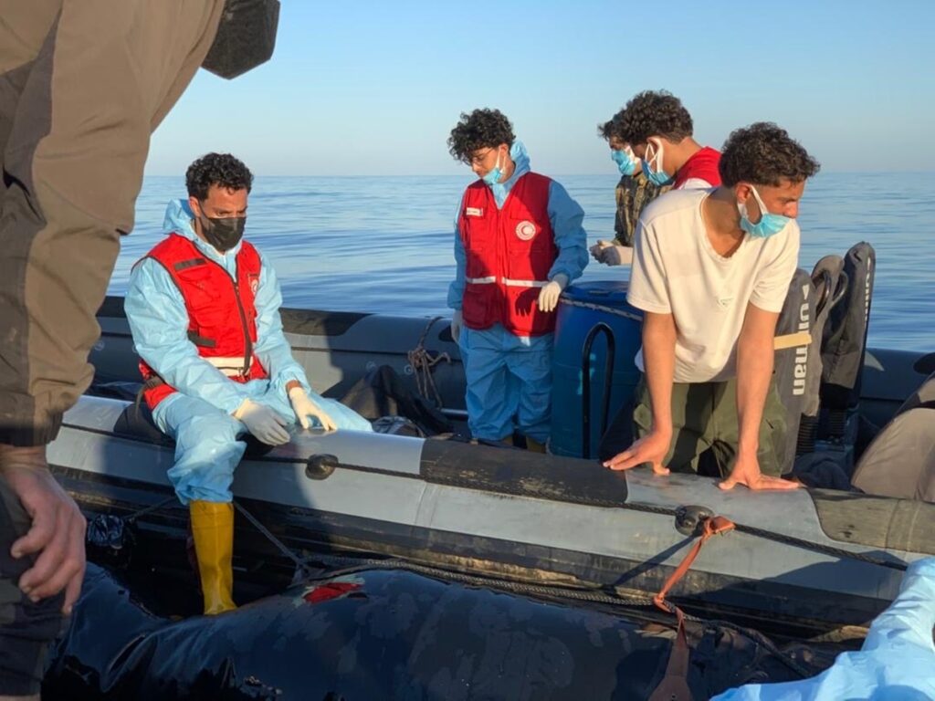 ao-menos-17-migrantes-morrem-na-libia-apos-barco-ficar-8-dias-a-deriva