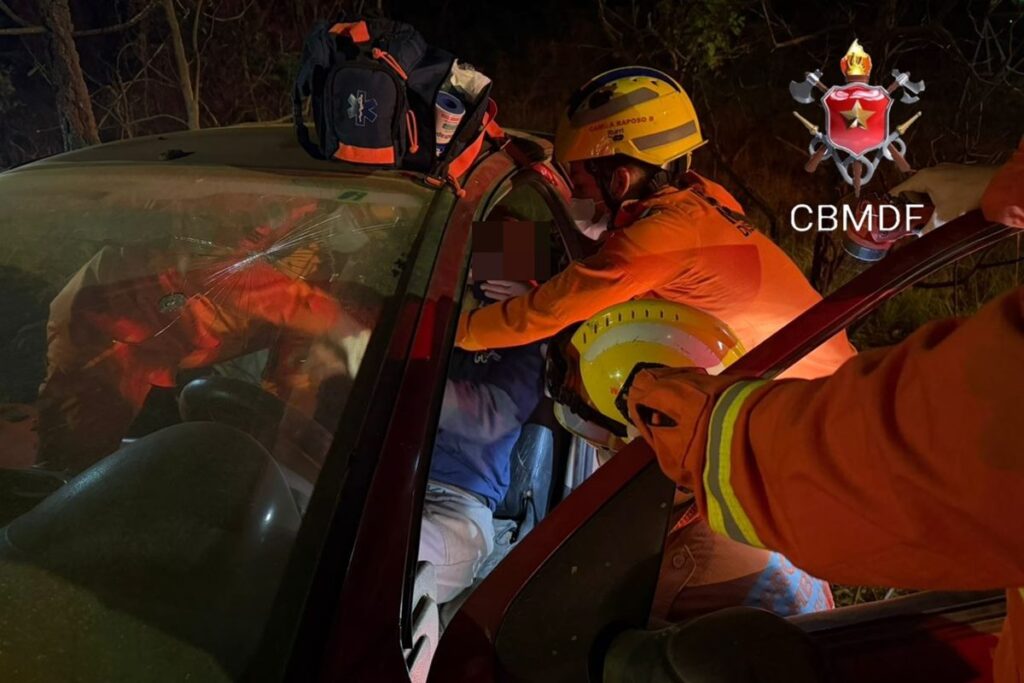 bombeiros-resgatam-motorista-preso-em-carro-apos-acidente-no-df