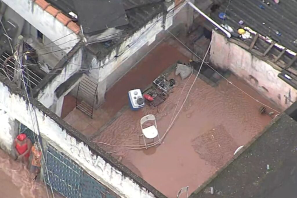 adutora-da-sabesp-rompe-e-agua-invade-casas-em-osasco