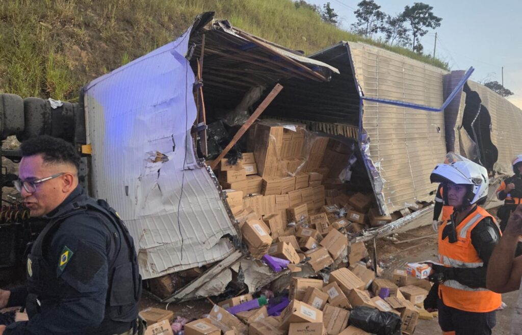 mg:-carreta-tomba-no-km-420-da-br-381-e-prf-encontra-maconha-na-carga.-video