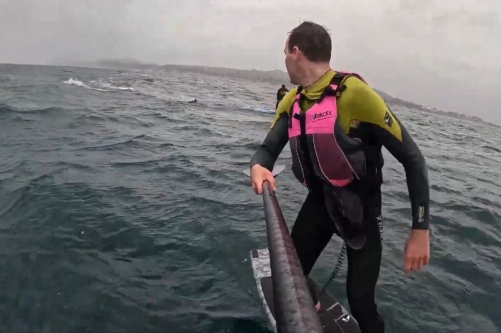 surfistas-sao-perseguidos-por-tubarao-nos-estados-unidos.-veja-video