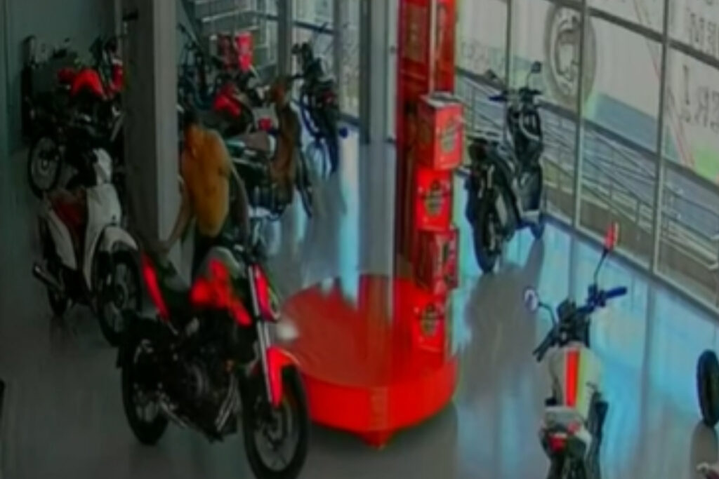 mato-grosso:-homem-arromba-loja-e-furta-motocicleta-de-alta-cilindrada.-veja-video