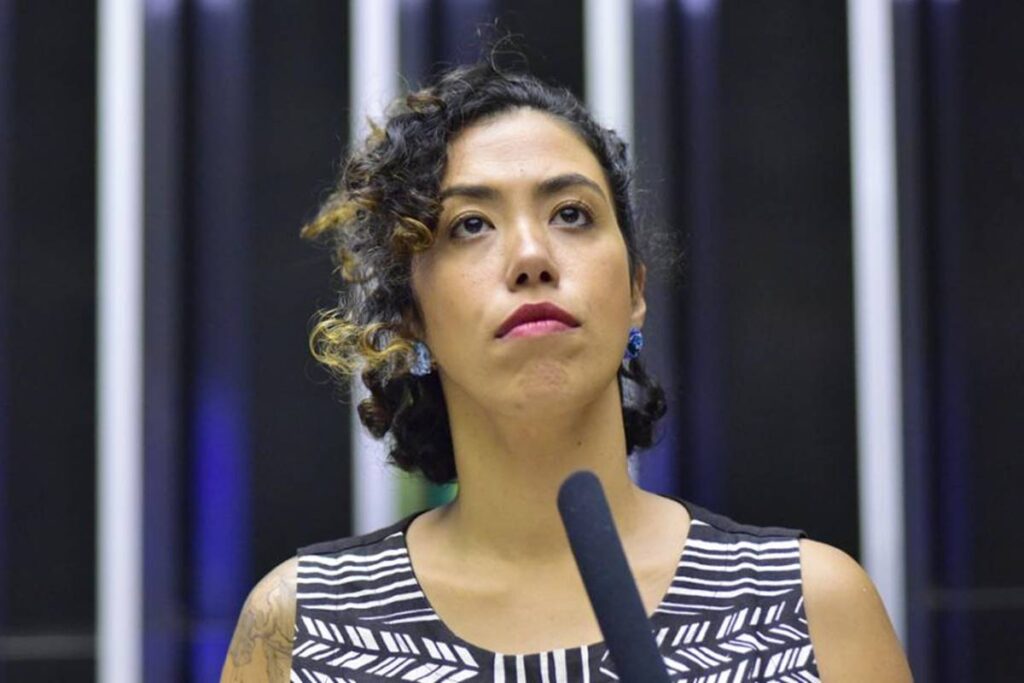 parlamentar-acusa-deputada-no-plenario-de-“tomar-marido-da-colega”.-video