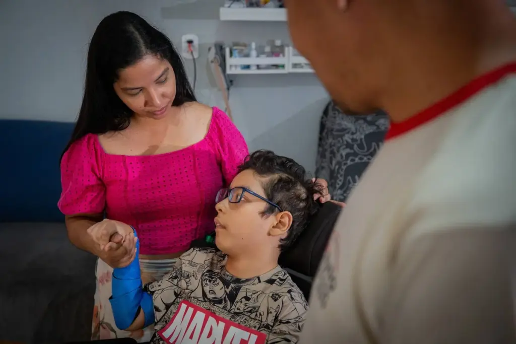 mae-vende-cocadas-para-custear-tratamento-de-filho-com-doenca-rara