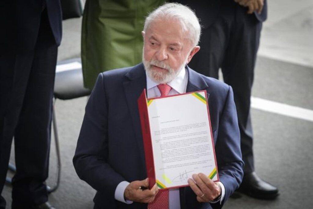 lula-anuncia-novo-financiamento-para-compra-de-caminhoes-e-onibus