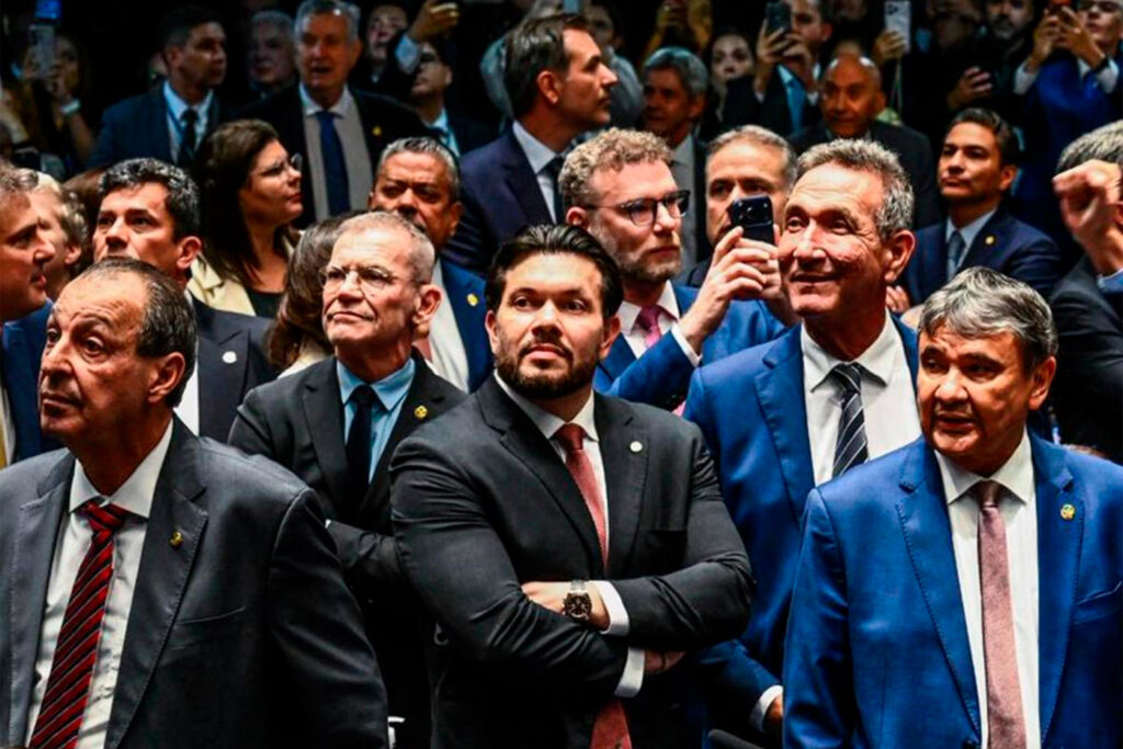 senador-que-apoiou-messias-sorri-ao-olhar-telao-com-votos-contrarios