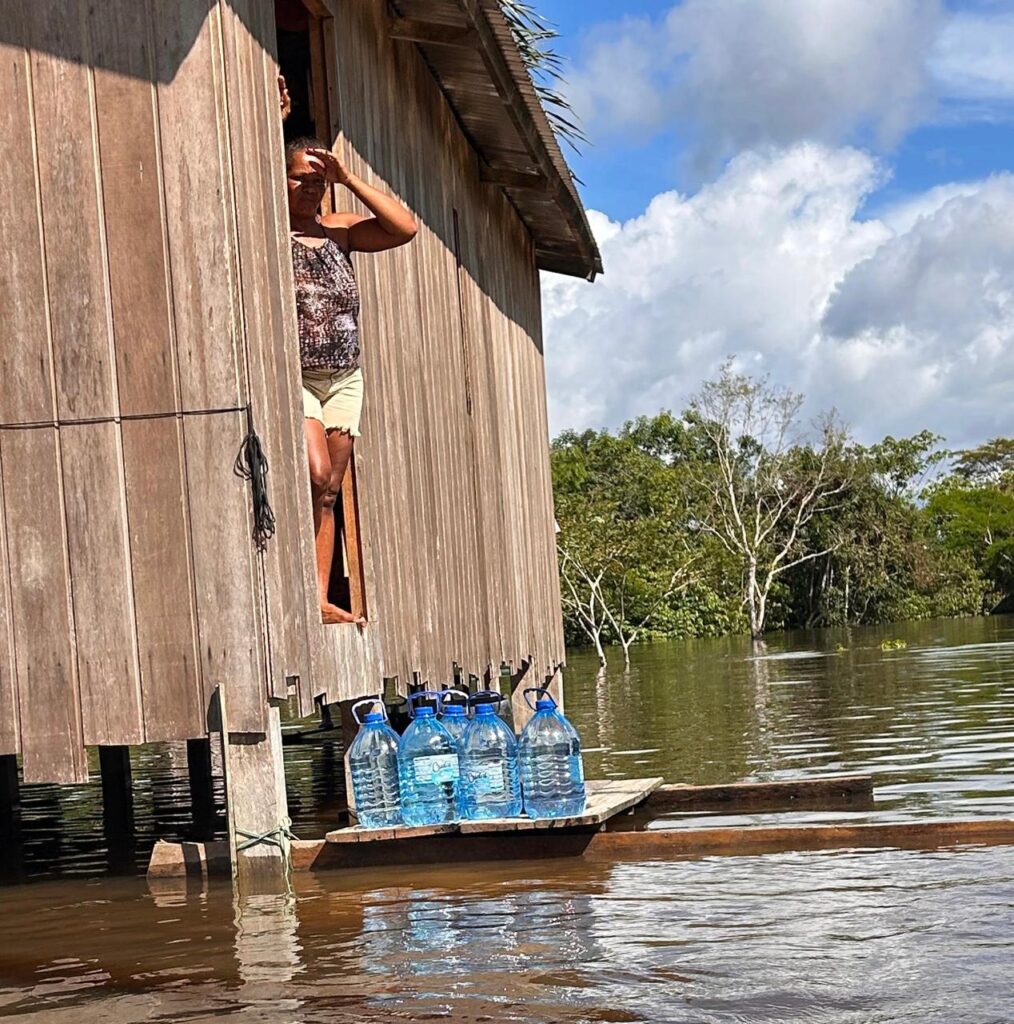 Prefeitura de Cruzeiro do Sul segue com distribuição de água mineral e apoio às famílias afetadas pela cheia do Rio Juruá