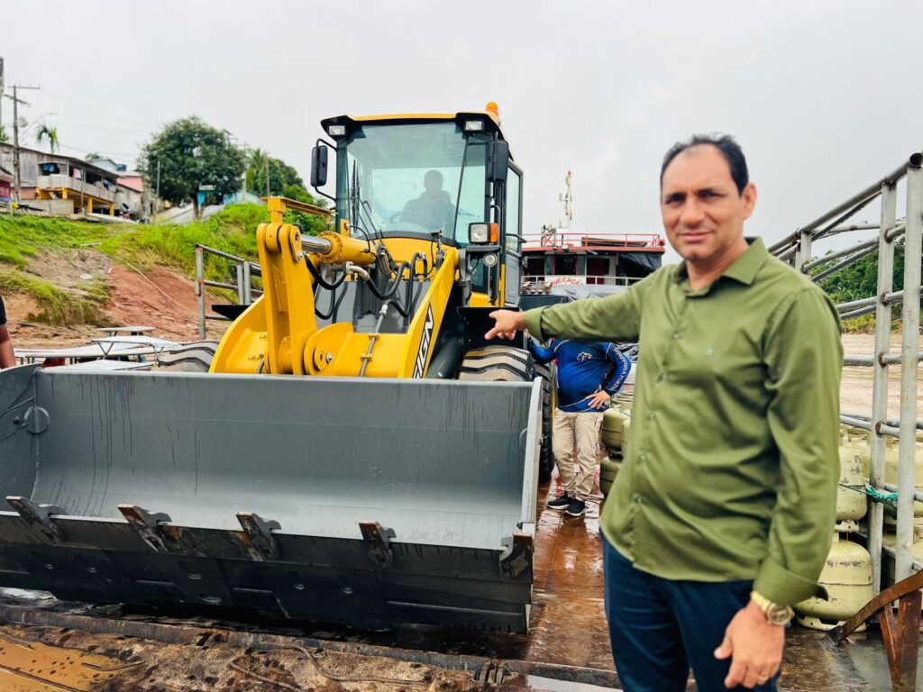 Prefeito Valdélio Furtado celebra chegada de máquina e reforça parceria com senador Sérgio Petecão para impulsionar desenvolvimento de Marechal Thaumaturgo