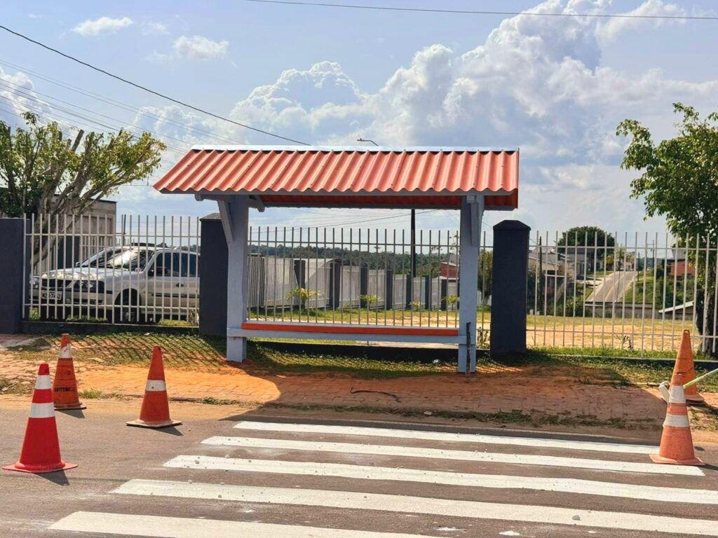 Prefeitura de Cruzeiro do Sul constrói novos abrigos de ônibus em parceria com o Detran