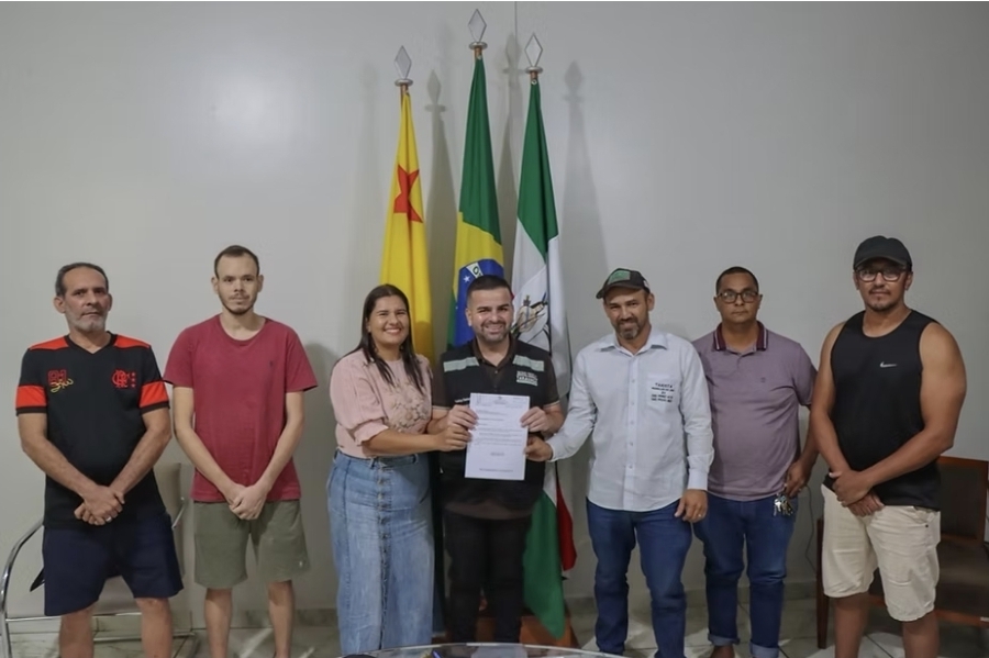 Prefeito Rodrigo Damasceno assina projeto que autoriza pick-ups como táxis em Tarauacá