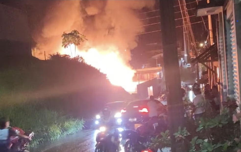 Incêndio atinge casa e mobiliza bombeiros em Cruzeiro do Sul